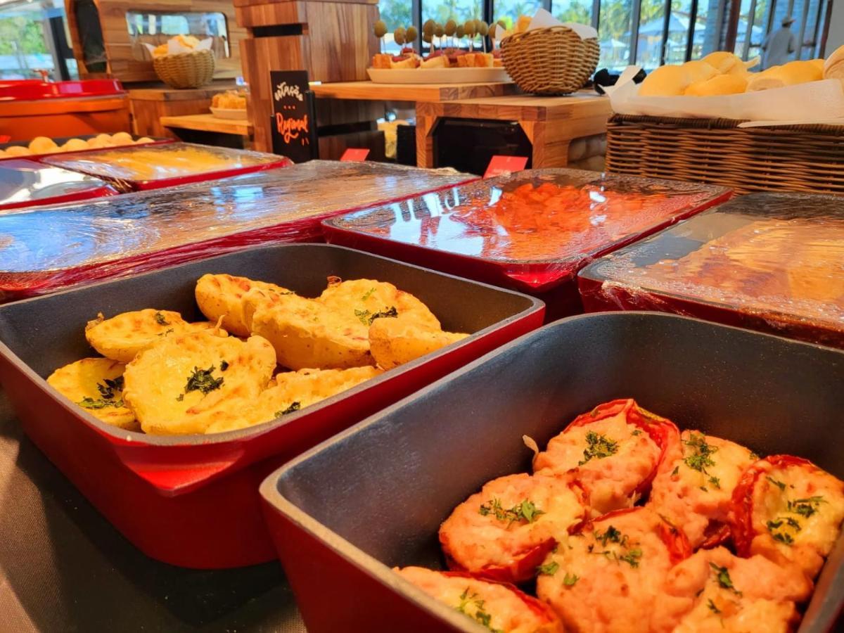 Ipioca Beach Resort Maceio Exterior foto Food at the buffet